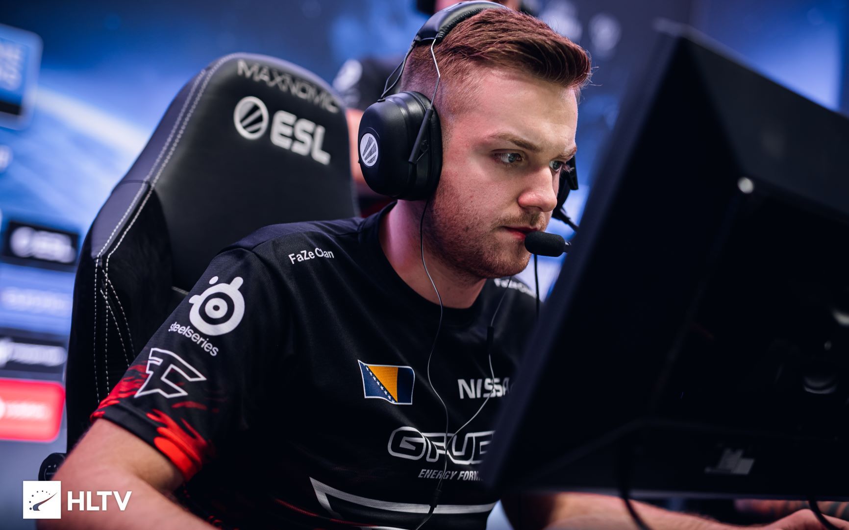 他没有急于